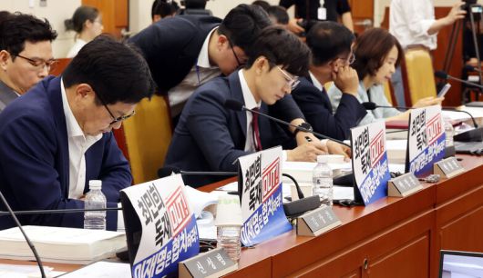 14일 국회 과학기술정보방송통신위원회 전체회의에서 노트북에 국민의힘 의원들이 붙인 ‘방송3법’ 통과에 항의하는 인쇄물로 인해 인사청문회가 파행되고 있다. 김경호 선임기자 jijae@hani.co.kr