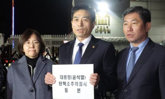 김민기 국회 사무총장(가운데)이 지난해 12월14일 국회에서 윤석열 전 대통령에 대한 탄핵소추안이 의결된 뒤 탄핵소추의결서 등본을 전달하기 위해 대통령실로 행했다. 대통령실사진기자단