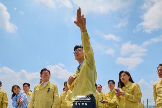 14일 충북 청주시 오송읍 궁평2지하차도 오송 참사 현장을 찾았을 때의 이재명 대통령. 대통령실 제공