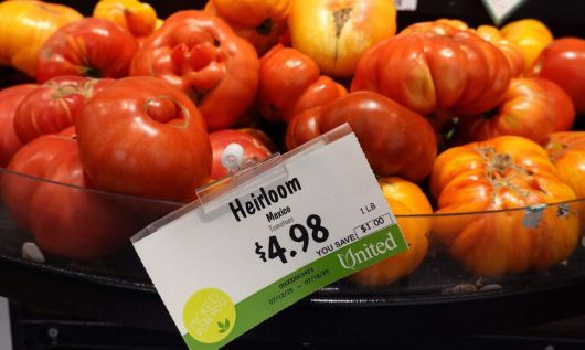 14일(현지시각) 캘리포니아 샌안셀모의 한 식료품점 매대에 진열돼 있는 멕시코산 토마토. AFP연합뉴스