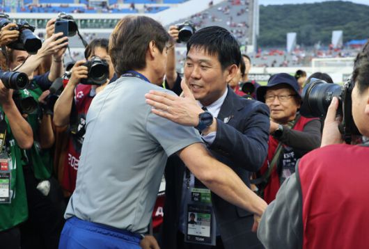 홍명보 감독이 15일 한일 라이벌전에 앞서 모리야스 하지메 일본 감독과 인사하고 있다. 연합뉴스