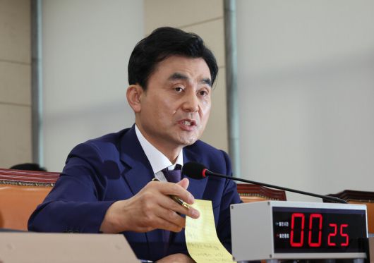 안규백 국방부 장관 후보자가 15일 서울 여의도 국회 국방위원회에서 열린 인사청문회에서 의원 질의에 답변하고 있다. 연합뉴스