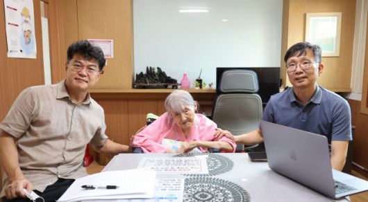 남파공작원이었던 사실을 인정하며 대법원에 재심을 청구한 엄주분(당시 98살)씨가 지난 2023년 8월14일 오후 경기 안양시 한 요양원에서 재심 변호를 맡은 김진한 변호사(맨 왼쪽), 재판을 돕고 있는 김두식 교수(경북대 법학전문대학원)와 함께 사진을 찍고 있다. 신소영 기자 viator@hani.co.kr