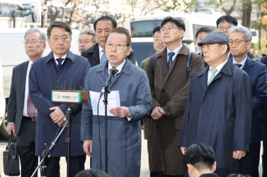 윤석열 대통령의 탄핵심판 선고일인 지난 4월4일 서울 종로구 헌법재판소에서 국회 탄핵소추 대리인단 공동대표인 김이수 변호사 등이 심판정으로 들어서기에 앞서 발언하고 있다. 김이수 변호사 바로 뒤에 김진한 변호사가 서 있다. 사진공동취재단