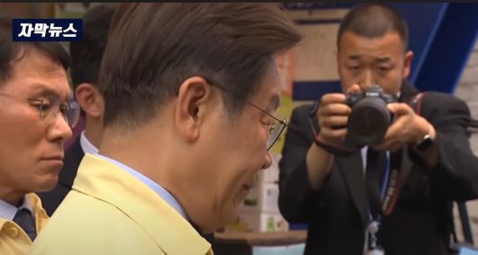 이재명 대통령 전속 사진가인 위성환 작가(오른쪽). 문화방송(MBC) 뉴스 유튜브 갈무리