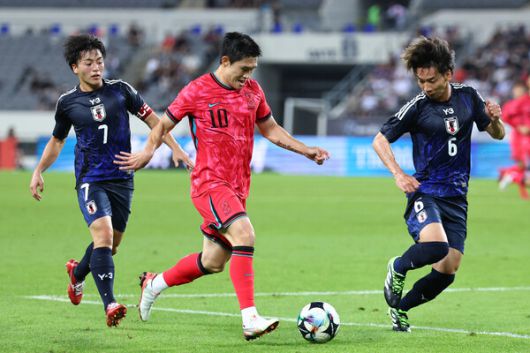 이동경이 15일 열린 2025년 동아시안컵 최종 3차전 일본과 경기에서 돌파하고 있다. 연합뉴스