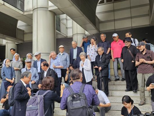 16일 서울 서초구 서울고등법원 앞에서 김 전 부장의 변호인단이 기자와 방청인들을 향해 이날 재판 내용을 브리핑하고 있다. 장현은 기자 mix@hani.co.kr