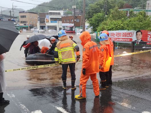 17일 오후 2시20분께 대구시 북구 노곡동 마을 입구 도로가 침수돼 소방당국이 구조활동을 하고 있다. 대구소방본부 제공