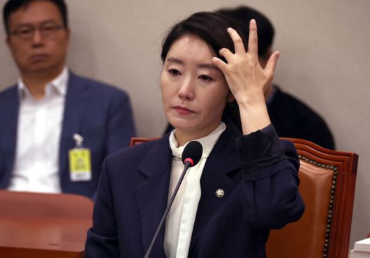 강선우 여성가족부장관 후보자가 14일 국회에서 열린 인사청문회에서 가족 얘기를 하다 감정을 추스르고 있다. 윤운식 선임기자 yws@hani.co.kr