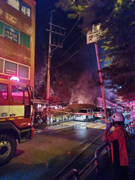 17일 밤 9시5분께 경기도 광명시 소하동 오크팰리스 아파트에서 불이 나 5명이 중상을 입었다. 사진은 화재 진압에 나서는 소방대원 모습. 독자 제공