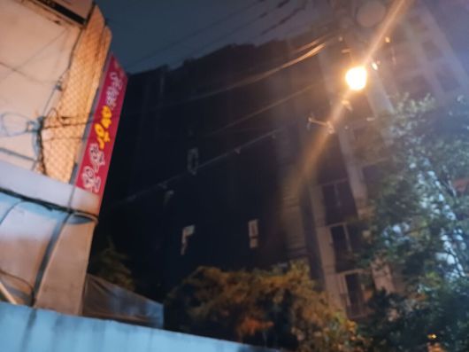 17일 밤 9시5분께 불이 나 중상자 5명이 발생한 경기도 광명시 소하동 오크팰리스 아파트의 벽면이 까맣게 타 있다. 이준희 기자