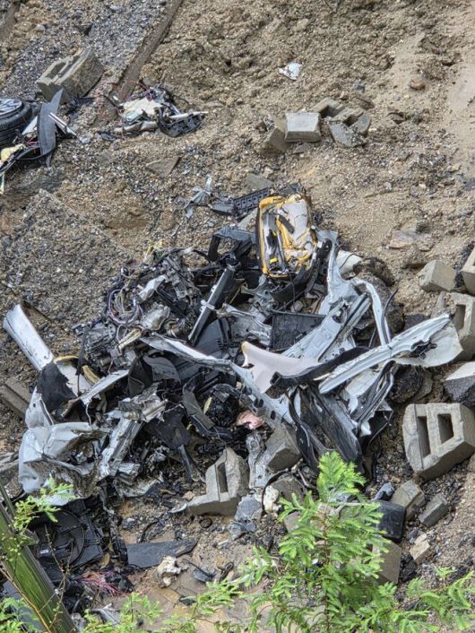 16일 오산시 가장동 가장교차로 고가도로 아래 옹벽 붕괴사고로 매몰된 차량이 형체를 알아 볼 수 없정도 파손됐다. 이정하 기자