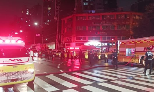 17일 밤 9시5분께 경기도 광명시 소하동 오크팰리스 아파트에서 불이 나 5명이 중상을 입었다. 이준희 기자