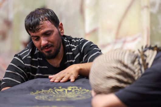 지난 16일 밤 대형 쇼핑몰 화재로 숨진 희생자들의 장례식에 17일(현지시각) 조문객들이 찾아와 애도하는 모습. 로이터연합뉴스