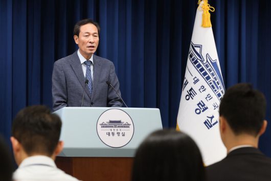 우상호 대통령실 정무수석이 17일 서울 용산 대통령실에서 이재명 대통령과 김종인 전 더불어민주당 비상대책위원장의 오찬 및 대미특사단 관련 브리핑을 하고 있다. 김태형 기자 xogud555@hani.co.kr