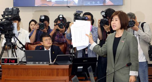 18일 서울 여의도 국회 보건복지위원회에서 열린 정은경 보건복지부 장관 후보자 인사청문회에서 국민의힘 김미애 의원이 정 후보자 배우자의 주식 투자 의혹과 관련해 매수·매도 시기를 포함한 상세 거래내용을 들어 보이고 있다. 김경호 선임기자 jijae@hani.co.kr