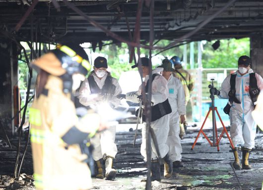 경찰과 소방당국, 국립과학수사연구원 관계자들이 18일 경기도 광명시 소하동 아파트 화재 현장에서 합동 감식을 하고 있다. 연합뉴스