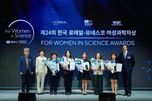 지난 16일 ‘제24회 한국 로레알-유네스코 여성과학자상’ 시상식에서 수상자들과 관계자들이 기념사진을 촬영하고 있다. 왼쪽부터 윤병순 유네스코한국위원회 사무총장 직무대행, 황은숙 여성생명과학기술포럼 회장, 임미희 카이스트 교수, 강미경 고려대 조교수, 이정현 국립공주대 조교수, 전지혜 경상국립대 조교수, 조유나 부산대 의대 연구교수, 사무엘 뒤 리테일 로레알코리아 대표. 로레알코리아 제공.