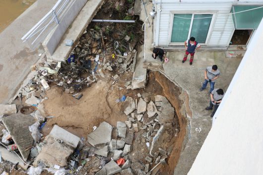 18일 오전 광주 북구 신안동 한 공장의 바닥이 전날 쏟아진 역대급 폭우의 영향으로 무너져있다. 전날 광주에는 하루 426.4㎜의 비가 내려 기상 관측 이래 가장 많은 강수량을 보였다. 연합뉴스