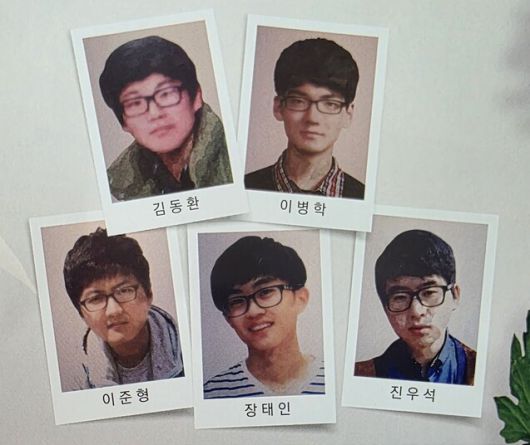 ‘태안 사설 해병대캠프 참사 12주년 희생학생 추모의 날’ 행사 초대장에 담긴 참사 희생자 고 김동환·이병학·이준형·장태인·진우석 군의 모습. 최예린 기자