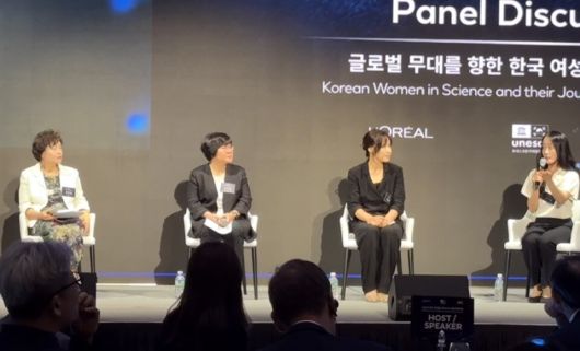 지난 16일 ‘제24회 한국 로레알-유네스코 여성과학자상’ 시상식 중 진행한 패널 토크 모습. 왼쪽부터 1998년 로레알-유네스코 세계여성과학자상을 국내 최초 수상한 유명희 박사, 올해 학술진흥상 수상자인 임미희 카이스트 교수, 2019년 로레알-유네스코 한국여성과학자상 펠로십을 수상한 김필남 카이스트 교수, 올해 펠로십 수상자인 강미경 고려대 교수. 최지현 기자.