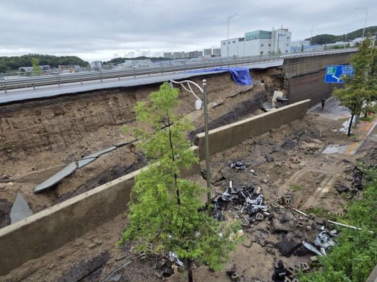 17일 오전 경찰이 경기 오산시 가장동 가장교차로 고가도로 아래 옹벽 붕괴사고 현장에서 조사와 관련한 채증을 하고 있다. 이정하 기자