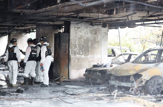 전날 주차장에서 발생한 화재로 다수의 인명피해가 발생한 경기도 광명시 소하동 한 아파트에서 18일 경찰과 소방, 국과수 등 관계자들이 합동 감식을 하고 있다/ 연합뉴스