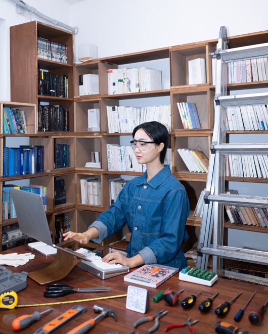 작가 이슬아. 이훤 촬영, 이야기장수 제공