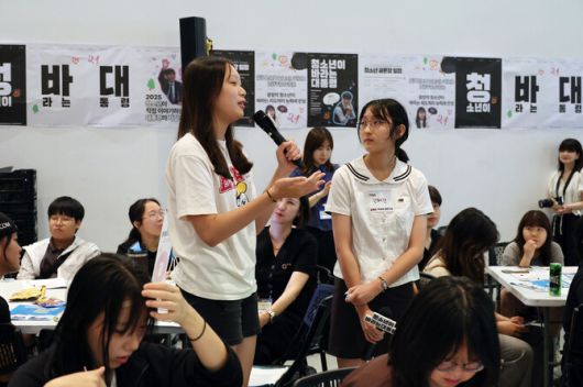 ‘2025년 청소년이 바라는 대통령의 덕목’을 주제로 ‘청소년 공론장’이 서울 성동구 언더스탠드에비뉴 아트스탠드에서 열린 지난 19일 오후 참석자들이 사회자와 의견을 나누고 있다. 김혜윤 기자 unique@hani.co.kr