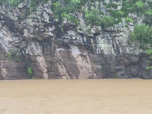 19일 오전 범람하는 반구천 흙탕물에 암각화 부분 벽면이 잠긴 울산 반구대 모습. 울산시 제공