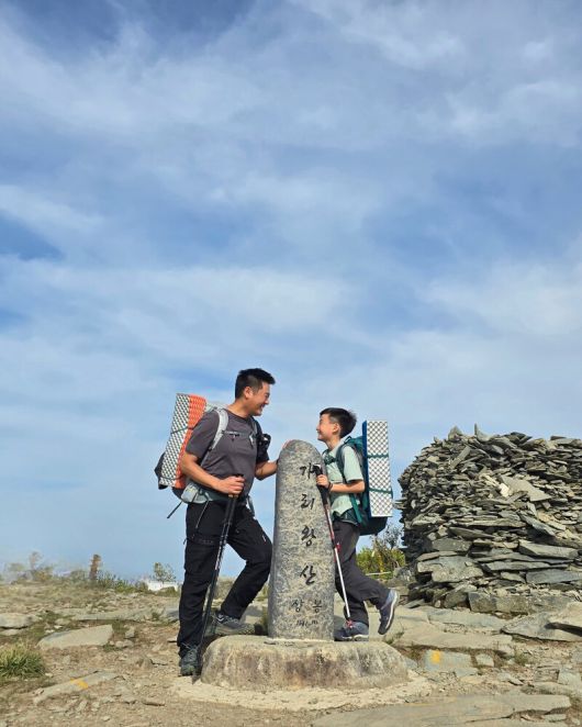 가리왕상 정상에 선 우리 부자. 박준형 제공