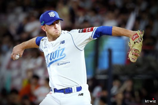 케이티 위즈 패트릭 머피가 18일 수원 케이티위즈파크에서 열린 2025 KBO리그 한화 이글스와 경기에 중간 계투로 등판해 공을 던지고 있다. 케이티 위즈 제공