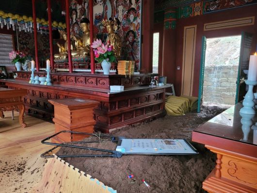 19일 폭우로 흙더미가 불상을 봉안한 불전 옆까지 밀려들어온 산청 율곡사 대웅전 내부 모습. 국가유산청 제공