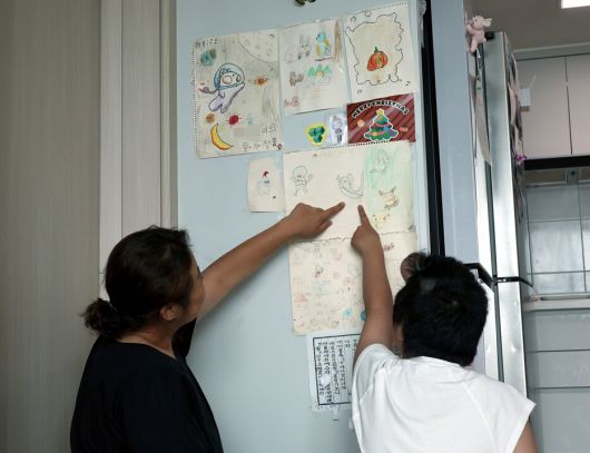 그림을 좋아하는 현아가 자신이 그린 그림들을 집 거실의 한쪽 벽면에 모아놓은 작은 전시 공간을 만들어 엄마에게 그림을 설명하고 있다. 윤운식 선임기자 yws@hani.co.kr