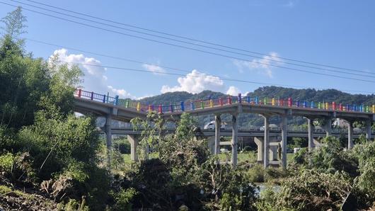 21일 울산 중구 다운동의 옛 삼호교 일부가 무너져 내린 모습. 이 다리는 폭우의 영향으로 전날 저녁 붕괴됐다. 주성미 기자