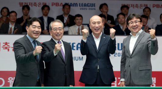 김영수 PBA 총재(왼쪽 둘째) 등 관계자들이 팀리그 개막 선언을 하고 있다. PBA 제공