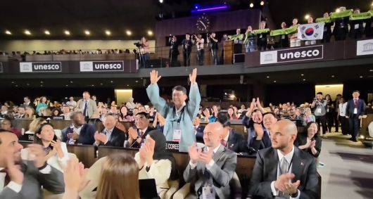 지난 12일 오전(현지시각) 반구천 암각화의 세계유산 등재가 확정되는 순간 최응천 국가유산청장이 일어나 두 손을 번쩍 치켜들면서 환호하고 있다. 국가유산청 제공