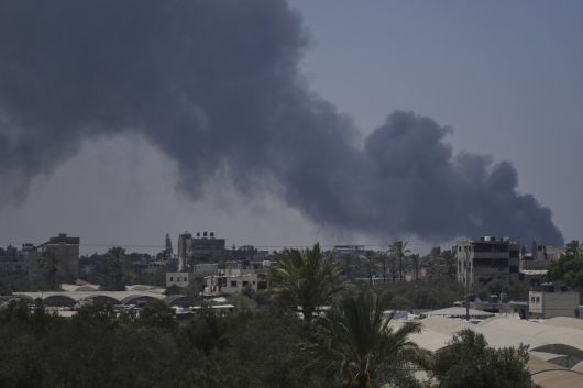 21일(현지시각) 가자지구 중부 다이르알발라흐에서 이스라엘군의 폭격으로 연기가 피어오르고 있다. 다이르발라흐/AP 연합뉴스