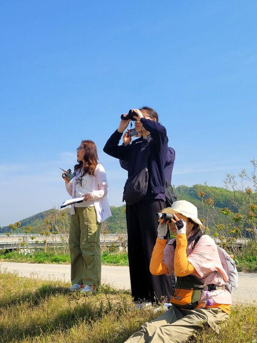 시민과학자들이 강원도 원주시 호저면 중방마을 주위에서 집단서식지를 형성하고 있는 백로류 조사 연구를 진행하고 있는 모습. 이승현 무위당학교 숲학교장 제공