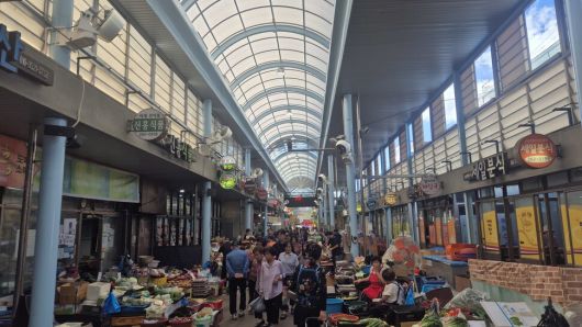 집중호우로 인한 상수도관 파손으로 단수가 사흘째 이어진 22일 울산 울주군 언양읍의 5일장인 언양알프스시장. 주성미 기자