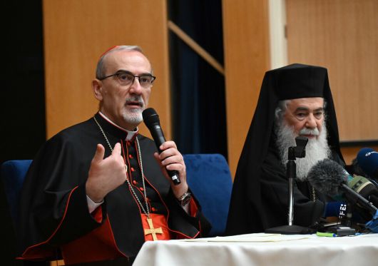 피에르바티스타 피자발라 예루살렘 라틴 총대주교(왼쪽)와 테오필로스 3세 그리스 정교회 예루살렘 총대주교(오른쪽)가 22일 이스라엘 예루살렘 노트르담센터에서 기자회견을 열어 가자 주민들의 고통을 증언하고 있다. UPI 연합뉴스