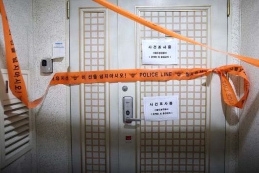 21일 인천에서 사제 총기를 발사해 가족을 숨지게 한 피의자의 주거지에 폴리스 라인이 설치돼 있다. 서울경찰청은 경찰특공대가 피의자의 서울 도봉구 쌍문동 주거지에서 시너와 타이머 등 사제 폭발물을 발견해 제거했다고 밝혔다. 연합뉴스