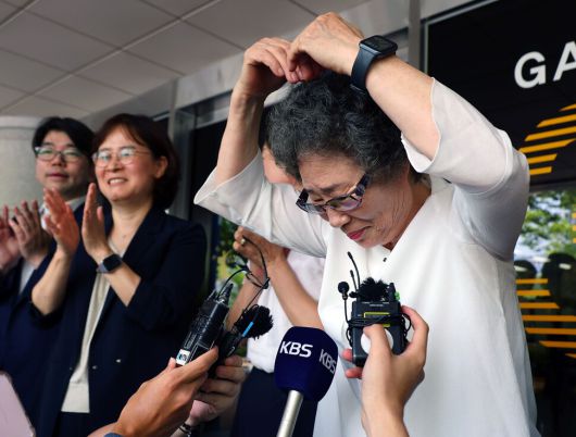 61년 전 자신을 성폭행하려던 남성의 혀를 깨물어 중상해 혐의 유죄 판결을 받았던 최말자(78)씨가 23일 부산지법에서 열린 재심 첫 공판을 마치고 법정을 나서며 \"이겼습니다\"를 외치고 있다. 연합뉴스