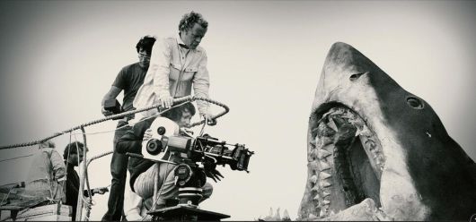 죠스 개봉 50주년 다큐멘터리 ‘죠스 앳 50’에 등장하는 촬영 현장 사진. 카메라 앞에 앉아있는 사람이 스티븐 스필버그다. 디즈니플러스 제공