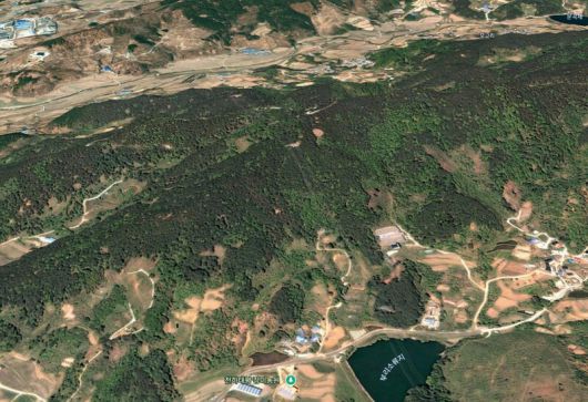 지난 19일 폭우로 인해 일어난 산사태로 인명피해가 발생한 경남 산청군 산청읍 부리마을의 2010년 모습. 구글 어스 갈무리