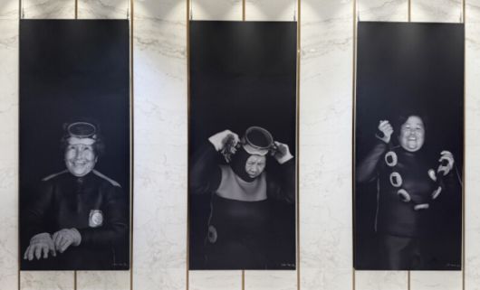 제주신화월드 로비에서 무료 전시되고 있는 양종훈 교수의 제주 해녀 시리즈. 박미향 기자