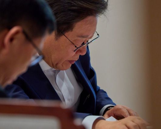 이재명 대통령이 23일 서울 용산 대통령실 청사에서 임웅순 국가안보실 안보2차장으로부터 보고를 받고 있다. 대통령실 제공