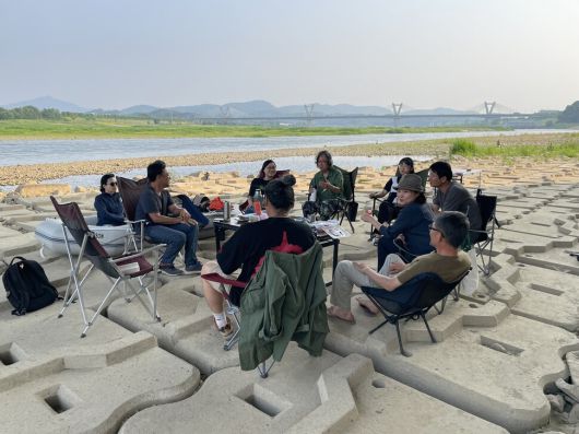 2024년 환경운동가들이 세종보 부근에서 농성하는 모습. 김규원 선임기자.