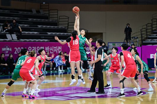 지난해 한국서 열린 박신자컵에서 한국과 일본의 프로팀이 겨루는 모습. 한국여자농구연맹 제공