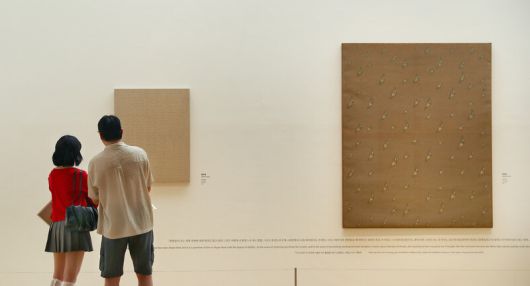 제주 한경면에 있는 저지문화예술인마을에는 예술여행 하기 좋은 공간이 많다. 대표적인 게 제주도립 김창열미술관. ‘물방울 화가’로 불린 김창열 화가의 작품을 감상하는 여행객. 박미향 기자